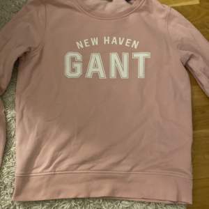Jag säljer min Gant tröja för att jag använder den inte lika mycket längre. Den är i bra skick jag har inte använt den många gånger. Nypris: 999kr