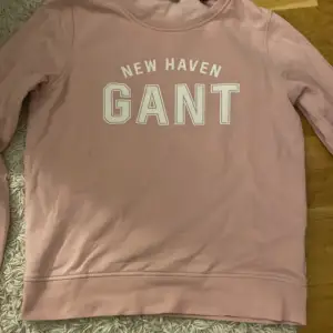 Jag säljer min Gant tröja för att jag använder den inte lika mycket längre. Den är i bra skick jag har inte använt den många gånger. Nypris: 999kr