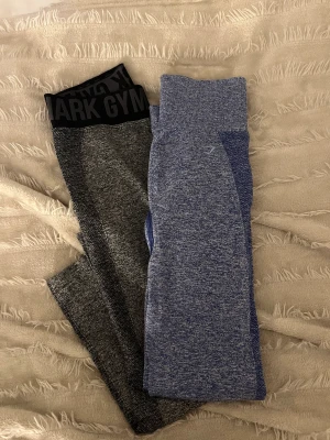 Gymshark tights  - Jag säljer mina två super snygga gymshark tights som är köpta i somras och använts fåtal gånger, de är hela utan några som helst skador eller slitningar!🤩🥳säljer pga att det är för små för mig🥰250kr styck🤩