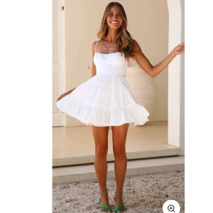 Vit student klänning  - En vit student klänning i storlek 36. Klänningen är från Dennis maglic och heter Soho. Den är adrig använd bara testad tagg sitter kvar. Pris kan diskuteras