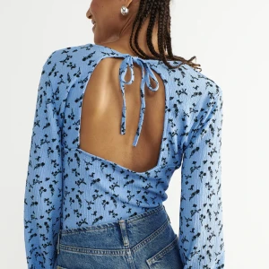 Topp - Blommig topp/blus från Gina Tricot med öppen rygg. Använd endast en gång🫶🏼 Köpt för 279kr