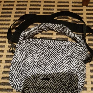 ❤❤❤ - Så fin väska har inte använt kvittot kvar men butiken är i Norge den är så fin nypriset är 5000 säljer den för 2000 frakt  på 20 kr