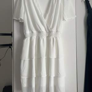 En vit klänning från chelsea i stl M. Passar perfekt till studenten. Använd en gång. Nypris 499kr