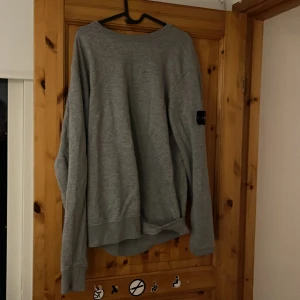Stone island - Säljer min gråa Stone island, storlek XL men passar definitivt L