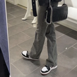 kedjeväska från miinto - trendig väska från tiamo inte alls mycket använd och i fint skick. säljer då den inte kommer till så mycket användning, skriv för fler bilder🤍(andra bilden är lånad)