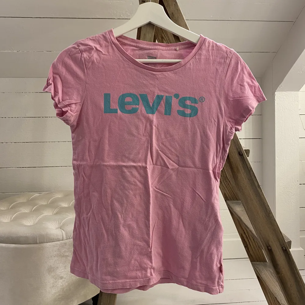 Levis t-shirt strl S. T-shirts.
