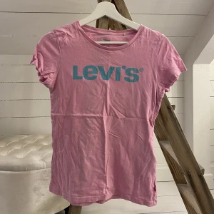 Levis t-shirt 💘 - Levis t-shirt strl S