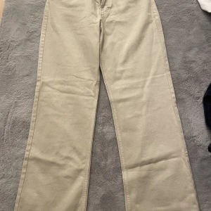 Mom jeans - Beiga mom jeans som är helt oanvända. Ingel fel på dom då dom aldrig är använda, säljes pga för små.