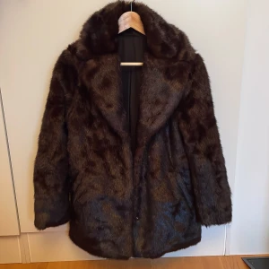 Pälsjacka  - Pälsjacka från H&M, halvlång. Varm och fin mörkbrun färg, passar storlek XS-S. Kan mötas upp i centrala Uppsala annars får köparen stå för frakten! ☺️