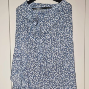 Blommig kjol - Blommig kjol med hög slits