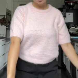 Rosa stickad t-shirt - Väldigt mjuk o fin rosa stickad tröja från Nelly som endast använd några enstaka gånger, så den är nyskick🫶🏽