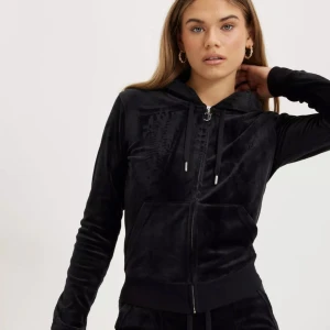 Juicy couture kofta - Säljer nu min svarta juicy couture kofta då den aldrig kommer till användning! I super fint skick, nypris 1200kr. Den är i storlek XL men passar mig som har storlek S i vanliga kläder och på min andra juicy couture kofta!