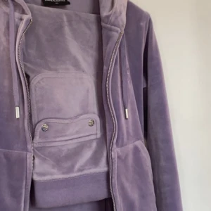 Juicy byxor  - Intressekoll Lila juicy couture byxor. Lägger dessa i en egen annons då dem har lite skador som man kan se på dem andra bilderna💜❤️