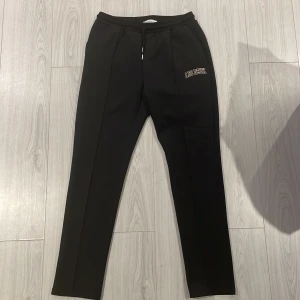 Les Deux Trackpants - Storlek M - Splitter nya. Fick i julklapp men har bara använt 1 gång då de inte riktigt är min stil. Nypris: 1000kr
