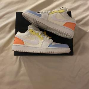 Hej! jag säljer ett par helt nya Air Jordan 1 Low ”TMFC i storlek 36 för 1600kr Ink frakt💙🧡🤍💛 Fraktar samma eller dagen efter betalning! 🚚 Skriv gärna vid frågor!❤️