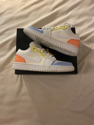 Air Jordan 1 Low ”To My First Coach” - Hej! jag säljer ett par helt nya Air Jordan 1 Low ”TMFC i storlek 36 för 1600kr Ink frakt💙🧡🤍💛 Fraktar samma eller dagen efter betalning! 🚚 Skriv gärna vid frågor!❤️