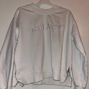 Vit sweatshirt  - Vit sweatshirt med text ”Milano”. Teddyfleece innanför. Använd ett fåtal gånger
