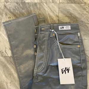 Eytys, oanvända  - Så snygga oanvända eytys byxor köpta i Stockholm för 2200 kr. I blå/grå färg. Modellen i den färgen finns inte längre kvar. Storlek 29/34 så långa i benen, tycker själv att dom är mindre i storleken annars 💗💗🦋🦋👌