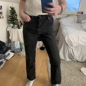 Svarta raka jeans i en urtvättad färg. Superfina med lite slitning längst ner