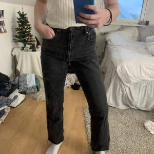 Svarta raka jeans - Svarta raka jeans i en urtvättad färg. Superfina med lite slitning längst ner