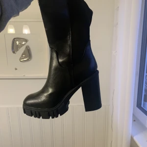 Knee High Boots - Helt nya boots från Deichmann, box finns kvar. Klack: 10,7 cm  Ord pris 699kr