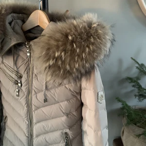 Hollies jacka - Hej  Säljer en jättefin Hollies Stockholm jacka i storlek 34. Väldigt varm och skön plus i mycket bra skick.🌸 Frakten belastas av köparen. Bara att höra av er vid eventuella frågor.💕