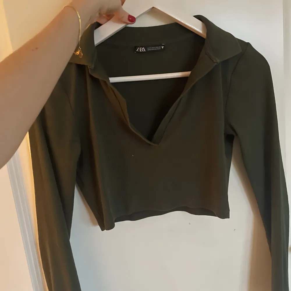 Mörkgrön croptop från Zara i stl Xs💚. Toppar.