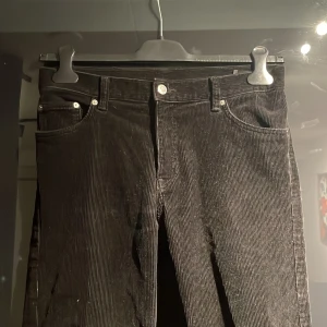 Weekday manchesterbyxor - Svarta manchesterbyxor från Weekday i storlek 29. Slim fit