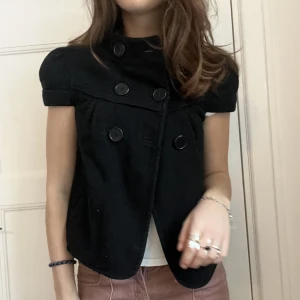 Kappa!! - Säljer denna jacka som man kan ha till våren som kappa eller bara inomhus som en topp! 