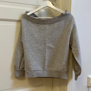 Off the shoulder sweatshirt  - Säljer denna of the shoulder sweatshirten, sitter så snyggt💗