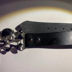 Dödskalle bälte - Bälte köpt på second hand för 80kr, aldrig använt Skriv för mer bilder🫶🏻