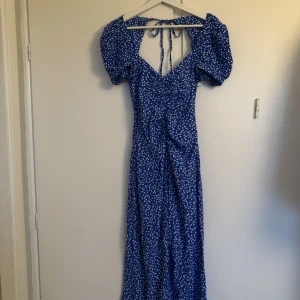 Zara klänning - Jättesnygg midiklänning med puffärm från Zara, slits baktill och knyts i ryggen. Använd en gång så i mycket bra skick💙 liten i storlek så passar stl xs/s snarare än m. Perfekt sommarklänning!