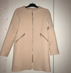 Kappa från H&M - Säljer denna kappa i gammaldags rosa från h&m som köptes för 499kr för några år sedan. Kappan är i storlek 36 men tycker själv den är lite tajt. Använd några få gånger. Kontakta mig om det behövs flera bilder på plagget eller vid övriga frågor.♥️
