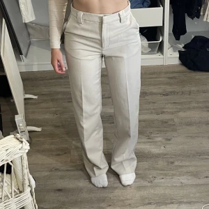 Kostymbyxor - Ett par supersnygga kostymbyxor från NA-KD, storlek 34. Säljer eftersom det inte kommer till användning 🤎 nypris 599kr, buda från 350kr exklusive frakt! 