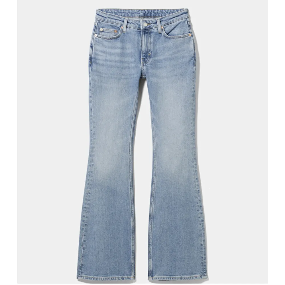 Säljer ett par blåa jeans från weekday i modellen MILLA, de är i storlek 26/32. Nypris 600 säljer för 200+frakt💙de går ner till anklarna på mig som är 167 ish. Säljer då jag tycker de är lite korta. Knappt använda då kanske 2 gånger! De är lågmidjade. Jeans & Byxor.