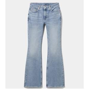 Säljer ett par blåa jeans från weekday i modellen MILLA, de är i storlek 26/32. Nypris 600 säljer för 200+frakt💙de går ner till anklarna på mig som är 167 ish. Säljer då jag tycker de är lite korta. Knappt använda då kanske 2 gånger! De är lågmidjade
