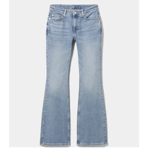 Weekday jeans MILLA - Säljer ett par blåa jeans från weekday i modellen MILLA, de är i storlek 26/32. Nypris 600 säljer för 200+frakt💙de går ner till anklarna på mig som är 167 ish. Säljer då jag tycker de är lite korta. Knappt använda då kanske 2 gånger! De är lågmidjade