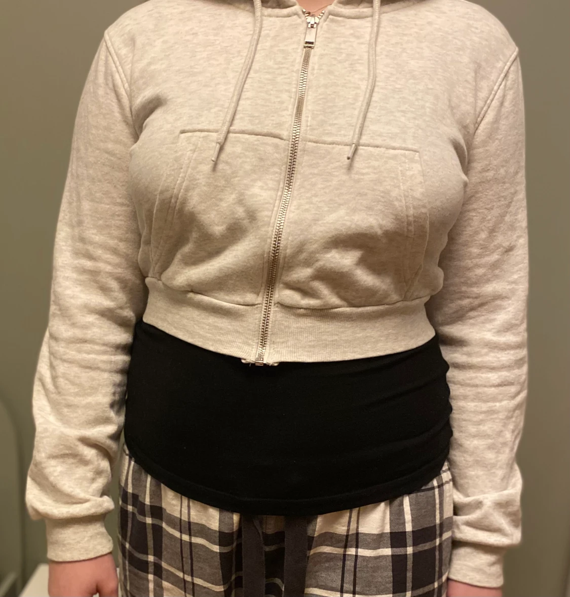 Grå/vit croppad sip hoddie  - 90