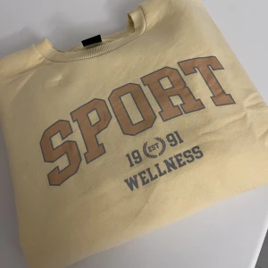 Sweater Gina tricot - Sparsamt använd.  Inga defekter. NU 65kr!