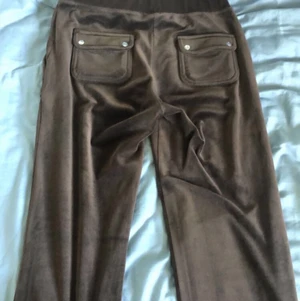Juicy couture  - Detta är ett par bruna juicy byxor med fickor, undrar om nån vill byta mot  en annan färg eller köpa för bra bud 