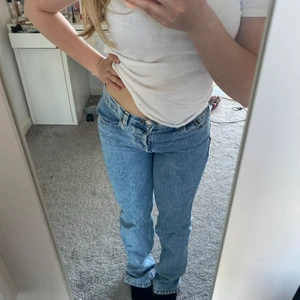 Blåa midrise jeans - Säljer dessa snygga blåa midrise jeansen som inte kommer till användning längre! Dom är knappast använda! Köparen står för frakten💙
