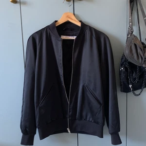 &other stories Bomberjacka  - Skitsnygg svart bomberjacka från & other stories i superfint skick. Kan mötas eller så står köparen för frakten. Säljer för 200kr vid snabb affär