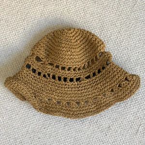 Solhatt - Säljer en solhatt från asos! Skitsnygg men tyvärr för stor för mig. Lite frakt tillkommer☀️ eller mötas i Sthlm.