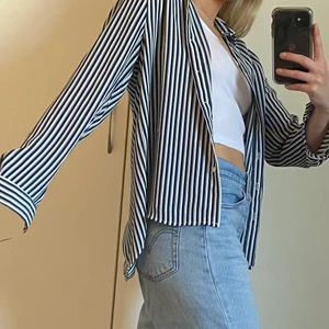 Randig skjorta  - Superskön luftig randig skjorta. Mörkblå/vit. Köparen står för frakten. 