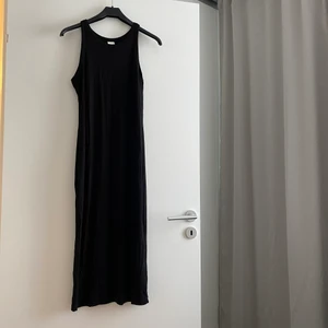 Ribbad klänning  - Säljer denna ribbade klänning från H&M ✨ Köpt förra sommaren och aldrig använd, bara testad! Superfin kvalité och så mjukt material ❣️