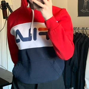 Hoodie från FILA ❤️ - En jättefin hoodie från Fila, använd ett par gånger men i jättebra skick ❤️ Köparen står för frakt