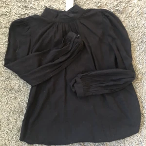 Svart blus - Säljer denna svarta blus från lager 157, aldrig använd. Minns ej storlek men passar mig som är en xs/s. Kom privat vid frågor eller intresse 