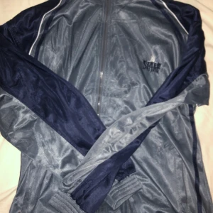 Slake - Ett bra plagg som inte använts så mycket. Ganska baggy men väldigt cool! Priset kan diskuteras