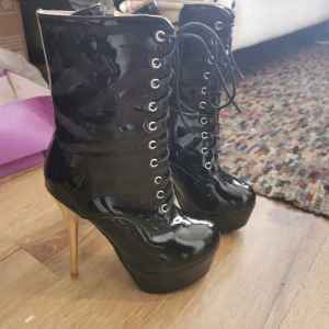 Nya lack stövletter  - Endast provade. Storlek 36. 