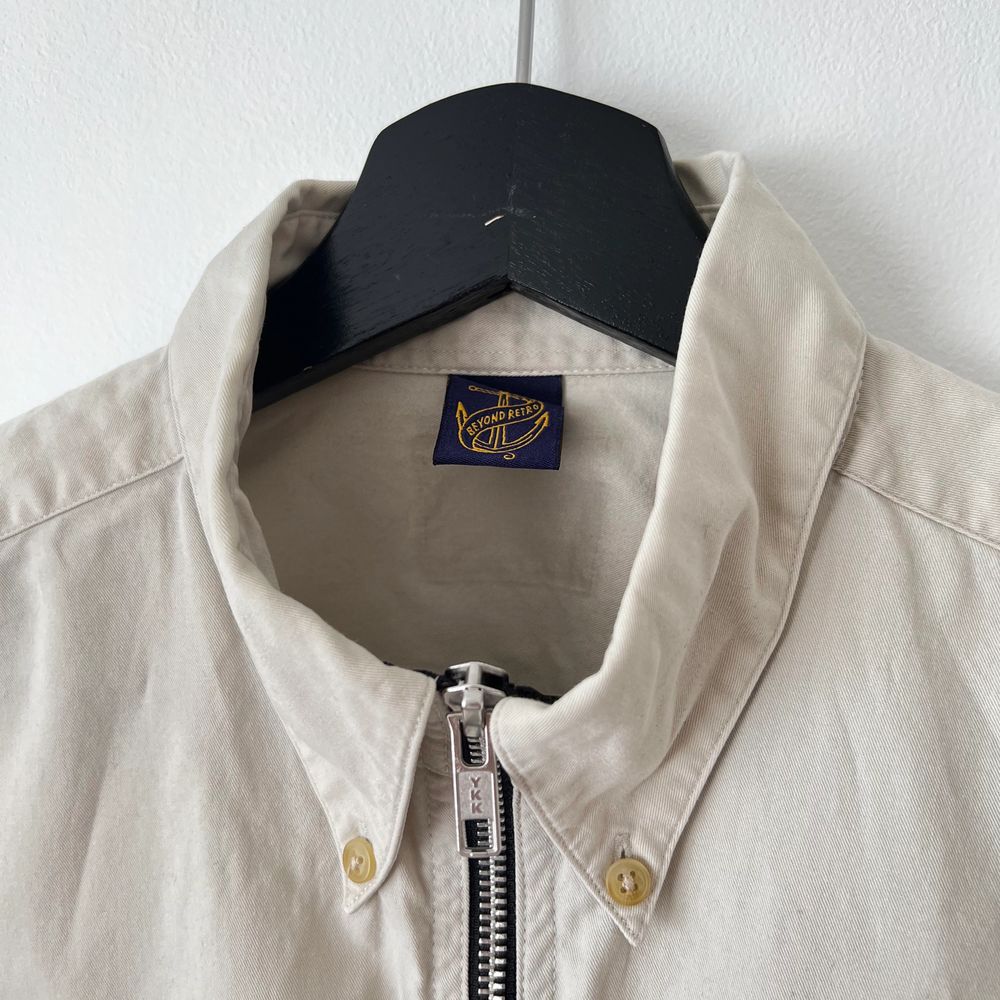 Krämvit skjortjacka köpt från Beyond Retro, producerad av återanvänt tyg. Beyond Retros egna märke. Strl M.. Jackor.